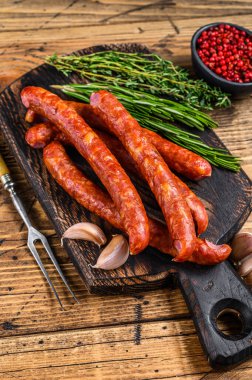 Taze aromatik otlar ve baharatlarla birlikte domuz füme sosis. Ahşap arka plan. Üst görünüm.