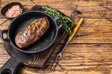 Tavada kızarmış kuzu budu bifteği. Ahşap arka plan. Üst Manzara. Boşluğu kopyala.