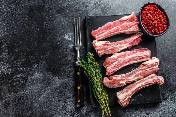 Rauwe Gesneden Kalfsvlees Reserve Lendenribben Een Marmeren Plank Zwarte Achtergrond — Stockfoto