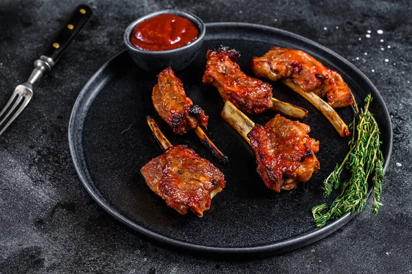 Barbekü ızgara dana pirzola. Siyah arka plan. Üst görünüm.