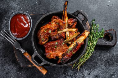 Kızarmış biftek ya da tavada dana fileto pirzolası. Siyah arka plan. Üst görünüm.