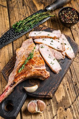 Dilimlenmiş pirzola, domuz pirzolası, biftek. Ahşap arka plan. Üst görünüm.