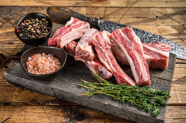Snijd Lamsvlees Met Kort Extra Karbonadestrengen Rauw Vlees Een Houten — Stockfoto