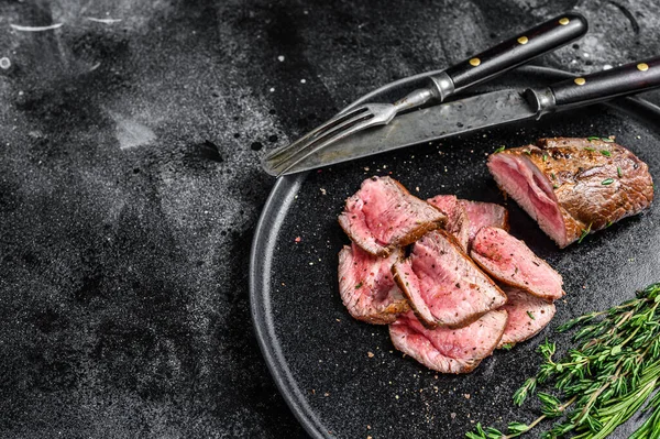 Bbq Grilovaný Vepřový Steak Jehněčího Masa Talíři Černé Pozadí Horní — Stock fotografie
