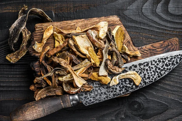 Cogumelos Secos Selvagens Porcini Fatiados Uma Tábua Corte Madeira Fundo — Fotografia de Stock