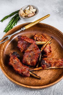 Barbekü ızgara kuzu eti, kısa yedek kaburga. Beyaz arka plan. Üst görünüm.