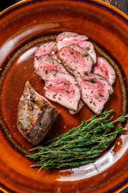 Tabakta ızgara dana eti fileto bifteği. Karanlık arka plan. Üst görünüm.