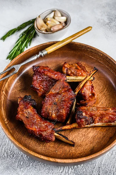 Barbekü ızgara kuzu eti, kısa yedek kaburga. Beyaz arka plan. Üst görünüm.