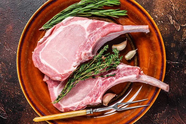 Chuletas Cerdo Crudas Filetes Carne Con Pimienta Sal Fondo Oscuro —  Fotos de Stock