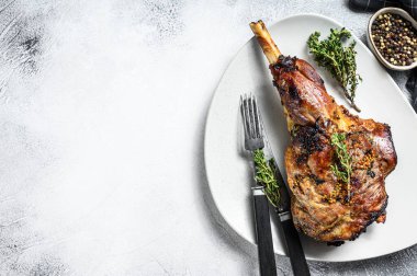 Otlu barbekü kuzu bacağı. Gri arka plan. Üst Manzara. Boşluğu kopyala.