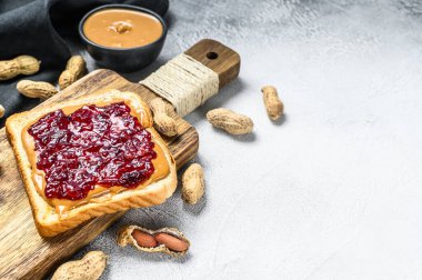 Fıstık ezmeli sandviç ve çilek reçeli. Beyaz arka plan. Üst Manzara. Boşluğu kopyala.