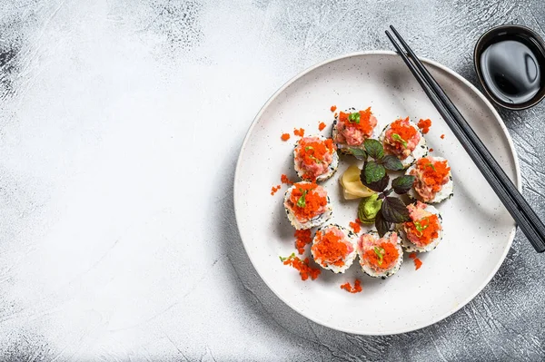 Sushi Maki Rola Com Atum Salmão Caviar Fundo Cinzento Vista — Fotografia de Stock