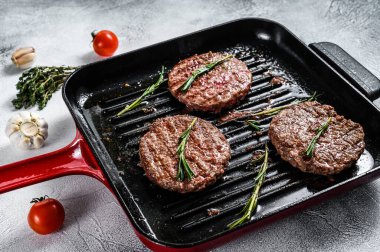 Izgara biftek köftesi. BBQ Mince eti. Beyaz arka plan. Üst görünüm.