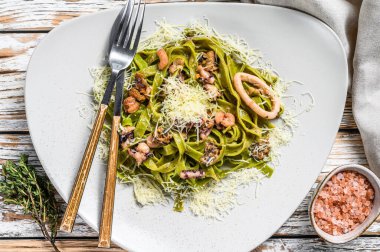 Krema soslu yeşil Fettuccine ıspanaklı makarna. Beyaz arka plan. Üst görünüm.