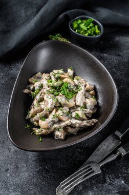 Krematoryumlu ve mantarlı biftek stroganoff. Siyah arka plan. Üst görünüm.