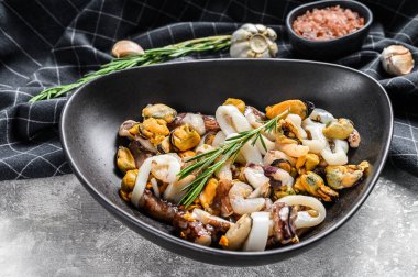 Deniz ürünleri karışımı. Midye, midye, kalamar, ahtapot, karides ve karides. Gri arka plan. Üst görünüm.