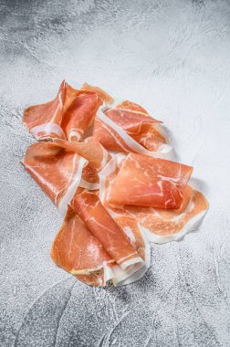 İspanyol jamonu Serrano, pişirilmiş jambon. Beyaz arka plan. Üst görünüm.