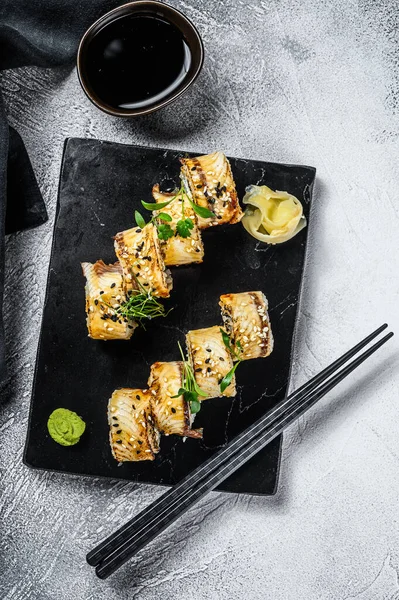 Rouleau Sushi Sushi Maki Anguille Fumée Concombre Fond Gris Vue — Photo