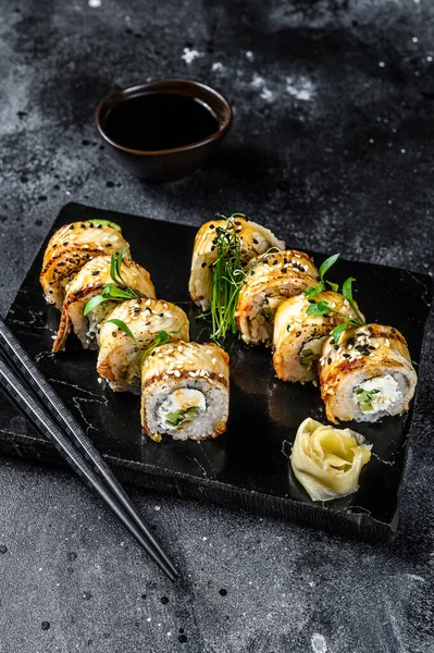 Sushi Roll Sushi Maki Com Enguia Defumada Pepino Fundo Preto — Fotografia de Stock