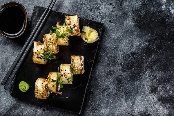 Rouleau Sushi Sushi Maki Anguille Fumée Concombre Fond Noir Vue — Photo