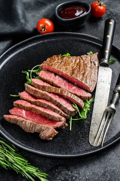 Gegrilde Gesneden Platte Ijzeren Biefstuk Marmeren Rundvlees Zwarte Achtergrond Bovenaanzicht — Stockfoto