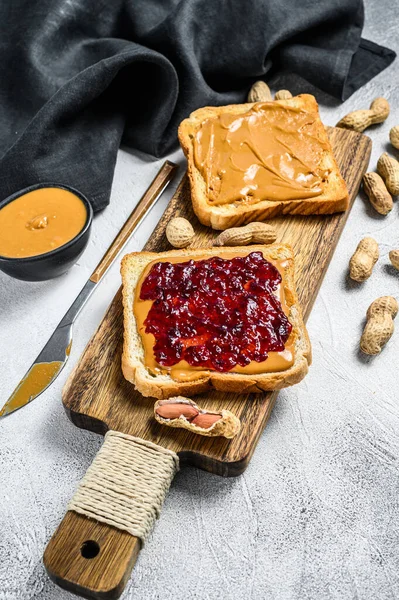 Fıstık ezmeli sandviç ve çilek reçeli. Beyaz arka plan. Üst görünüm.