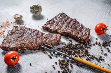 Baharatlı ızgara biftek. Barbekü bifteği. Gri arka plan. Üst görünüm.