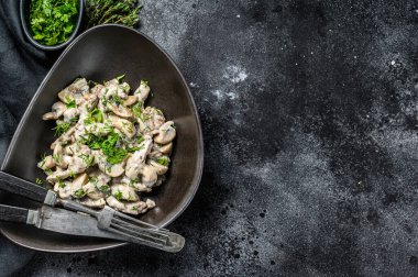 Krematoryumlu ve mantarlı biftek stroganoff. Siyah arka plan. Üst Manzara. Boşluğu kopyala.