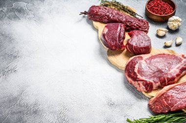 Çiğ siyah angus bifteği fileto Mignon, pirzola ya da kovboy, Striploin ya da New York, etek ya da pala çeşitleri. Beyaz arka plan. Üst Manzara. Boşluğu kopyala.