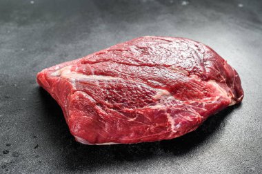 Raw Round sığır eti kesimi. Siyah arka plan. Üst görünüm.