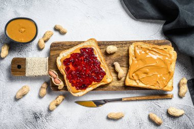 Fıstık ezmeli sandviç ve çilek reçeli. Beyaz arka plan. Üst görünüm.