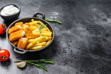 Balık ve patates kızartması, İngiliz fast food ve Tatar sosu. Siyah arka plan. Üst Manzara. Boşluğu kopyala.