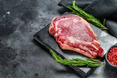 Pirzola ya da kovboy bifteği. Çiğ mermer sığır eti, siyah Angus, pirzola. Arka plan. Üst Manzara. Boşluğu kopyala.