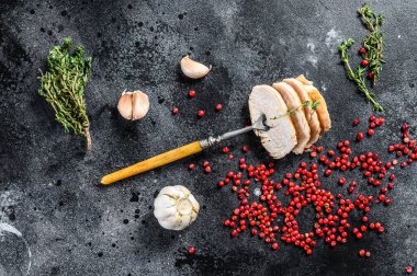 Izgara hindi bifteği. Göğüs filetosu. Siyah arka plan. Üst görünüm.