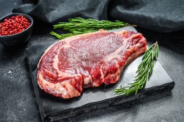 Pirzola ya da kovboy bifteği. Çiğ mermer sığır eti, siyah Angus, pirzola. Arka plan. Üst görünüm.