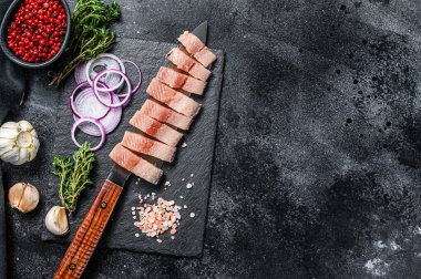 Dilimlenmiş Hollanda usulü fileto soğan ve pembe tuzlu ringa balığı. Siyah arka plan. Üst Manzara. Boşluğu kopyala.