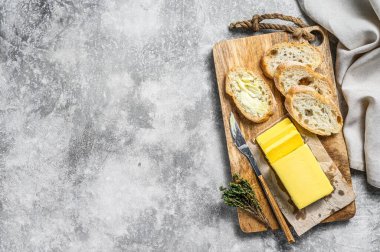 Kahvaltı için tereyağlı ve baget ekmeği. Gri arkaplan. Üst manzara. Boşluğu kopyala.