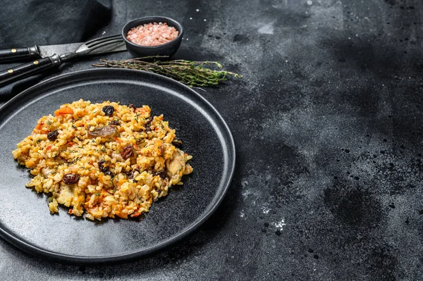 Reispilaf Mit Lammfleisch Und Gemüse Auf Einem Teller Schwarzer Hintergrund — Stockfoto