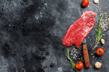 Siyah Angus bifteği. Taze mermer et. Siyah arka plan. Üst Manzara. Boşluğu kopyala.