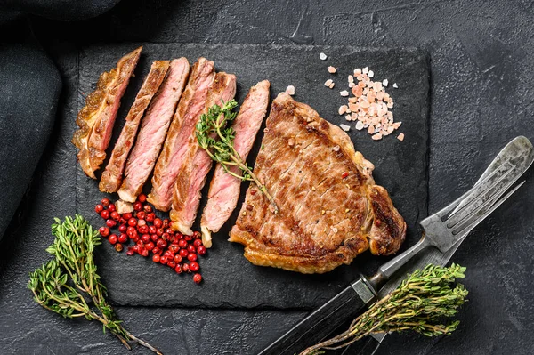 Gegrilde Strip New Yorkse Biefstuk Striploin Rundvleesbiefstuk Zwarte Achtergrond Bovenaanzicht — Stockfoto