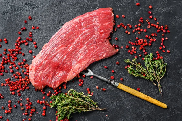 ローズマリーとピンクの塩で生のフランクステーキ 新鮮な大理石の牛肉の肉黒アンガス 黒の背景 トップ表示 — ストック写真