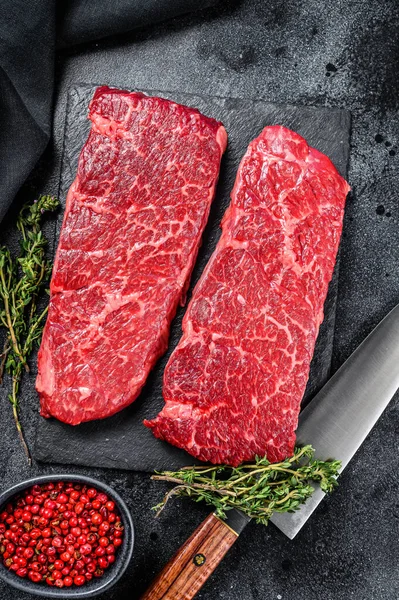 生のデンバーステーキ 大理石の牛肉肉 黒の背景 トップ表示 — ストック写真