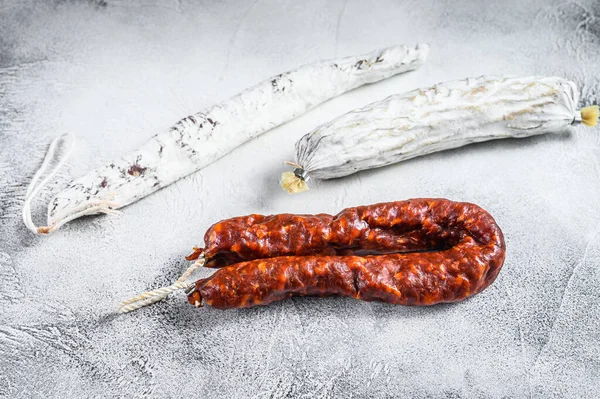 Spanyol Szalámi Füst Chorizo Kolbász Konyhaasztalon Fehér Háttér Felülnézet — Stock Fotó