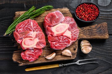 Çiğ et osso buco dana biftek, İtalyan ossobuco 'su. Kara tahta arka plan. Üst görünüm.
