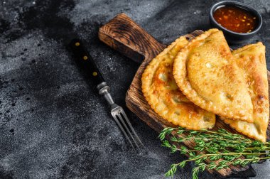 Meksika usulü kızarmış börek ve sığır etli börek. Siyah arka plan. Üst Manzara. Boşluğu kopyala.