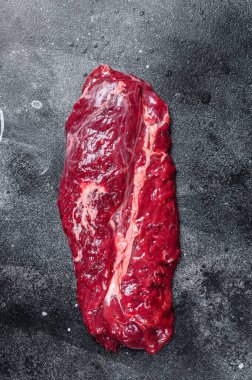 Çiğ sallanan et bifteği. Siyah arka plan. Üst görünüm