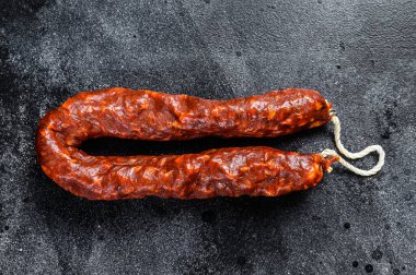 İspanyol sucuklu sosis. Siyah arka plan. Üst görünüm