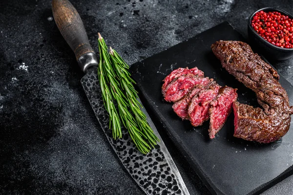 Skivad Grillad Onglet Hanging Tender Biff Marmorbräda Svart Bakgrund Högst — Stockfoto