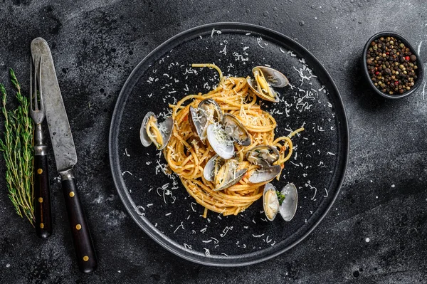 Pasta Espaguetis Mariscos Con Vongole Almejas Plato Fondo Negro Vista —  Fotos de Stock