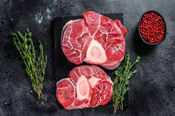 生の牛肉のお肉のお肉のおそばのステーキ イタリアのお蕎麦 黒の背景 トップ表示 — ストック写真